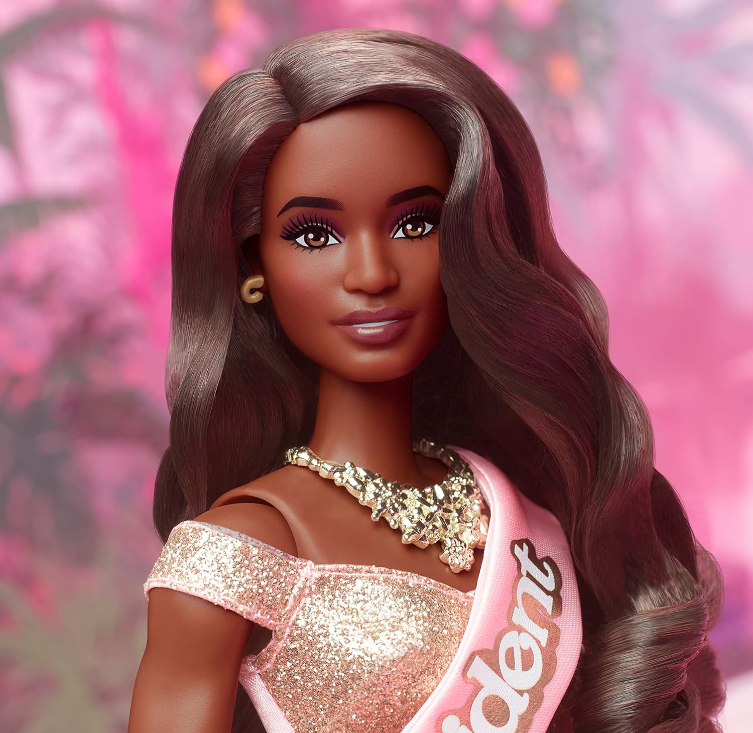 BARBIE LA MUÑECA DE LA PELÍCULA, COLECCIONABLE PRESIDENT BARBIE CON VESTIDO ROSA Y DORADO BRILLANTE CON BANDA - 3