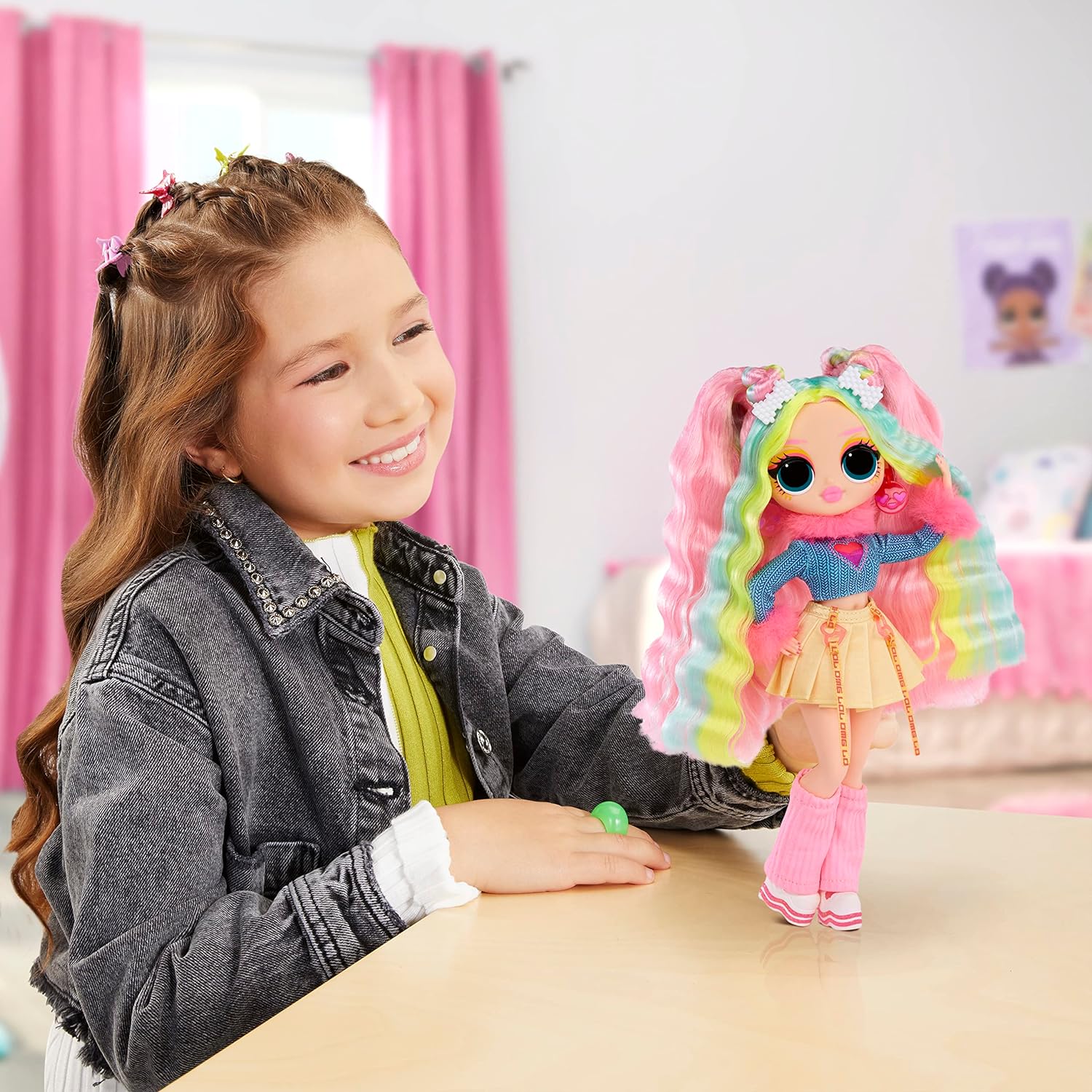 LOL SURPRISE OMG SUNSHINE COLOR CHANGE BUBBLEGUM DJ FASHION DOLL CON CABELLO QUE CAMBIA DE COLOR Y MODAS Y MÚLTIPLES SORPRESAS - 4