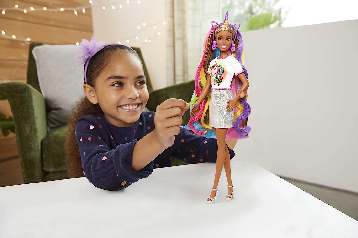 BARBIE MUÑECA DE PELO DE FANTASÍA Y ACCESORIOS, PELO LARGO Y COLORIDO MORENA CON ROPA INSPIRADA EN SIRENA Y UNICORNIO - 2