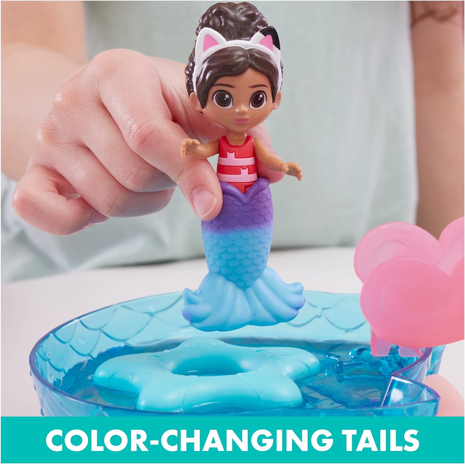 GABBY'S DOLLHOUSE, PURR-IFIC POOL JUEGO DE PISCINA DE GABBY Y MERCAT,COLAS DE SIRENA QUE CAMBIAN DE COLOR Y ACCESORIOS DE PISCINA - 4