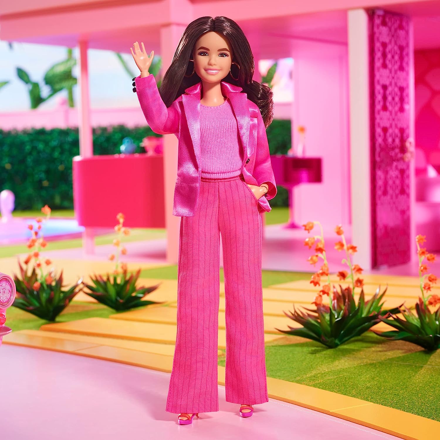 BARBIE THE MOVIE DOLL, GLORIA COLECCIONABLE CON TRAJE DE TRES PIEZAS ROSA POWER CON TACONES DE TIRAS Y ARETES DORADOS - 2