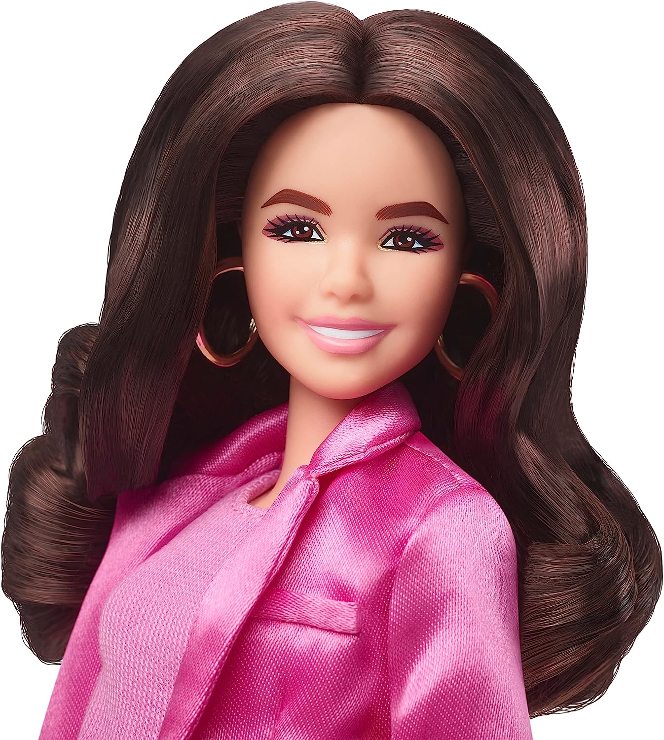 BARBIE THE MOVIE DOLL, GLORIA COLECCIONABLE CON TRAJE DE TRES PIEZAS ROSA POWER CON TACONES DE TIRAS Y ARETES DORADOS - 3