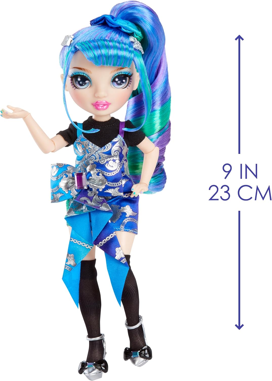RAINBOW HIGH JUNIOR HIGH EDICIÓN ESPECIAL HOLLY DE'VIOUS-MUÑECA AZUL Y VERDE DE 9' CON ACCESORIOS Y MOCHILA SUAVE DE APERTURA - 3