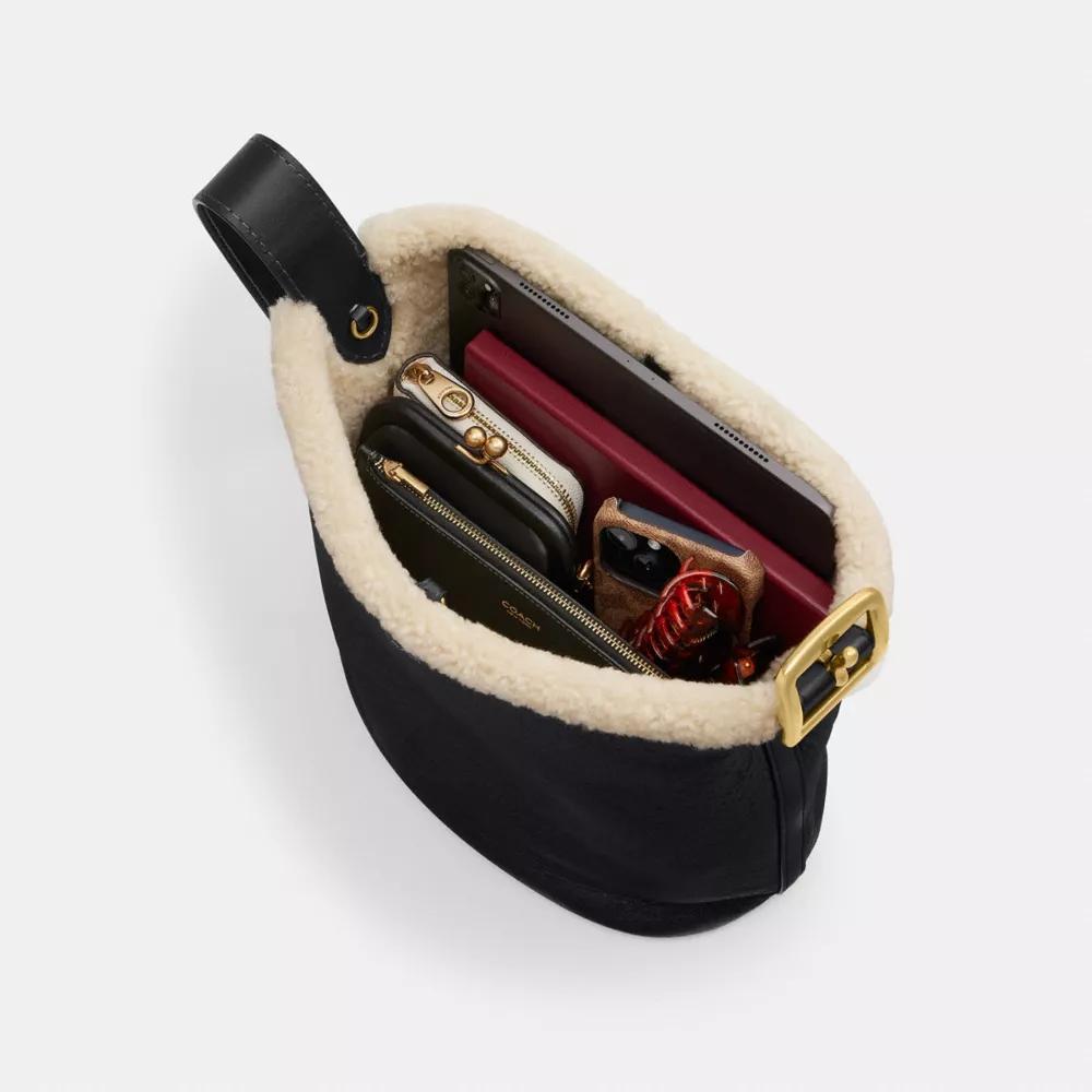 BOLSO COACH BLEECKER BUCKET PIEL DE OVEJA | NEGRO - 5