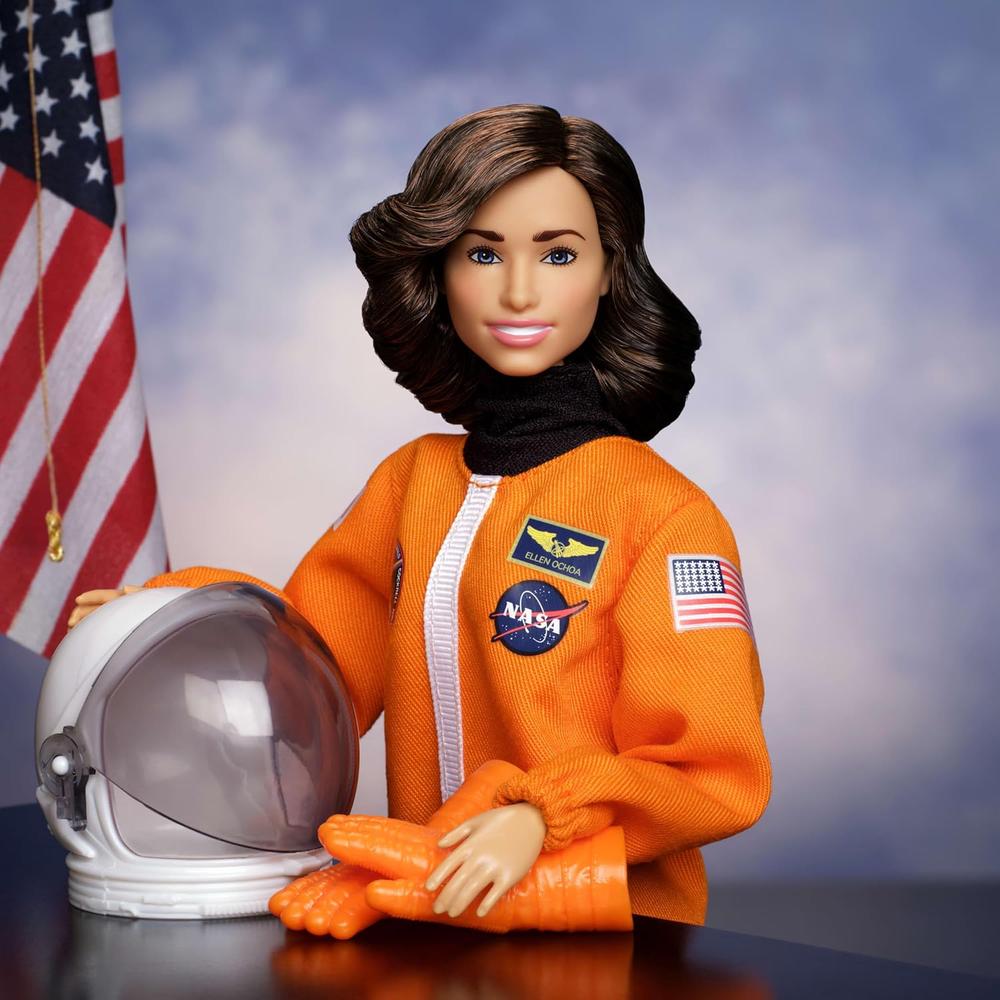 BARBIE SIGNATURE ELLEN OCHOA MUÑECA ASTRONAUTA - 2