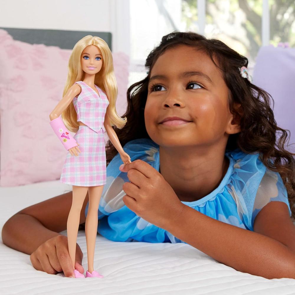BARBIE FASHIONISTAS MUÑECA RUBIA CON YESO ROSA - 2