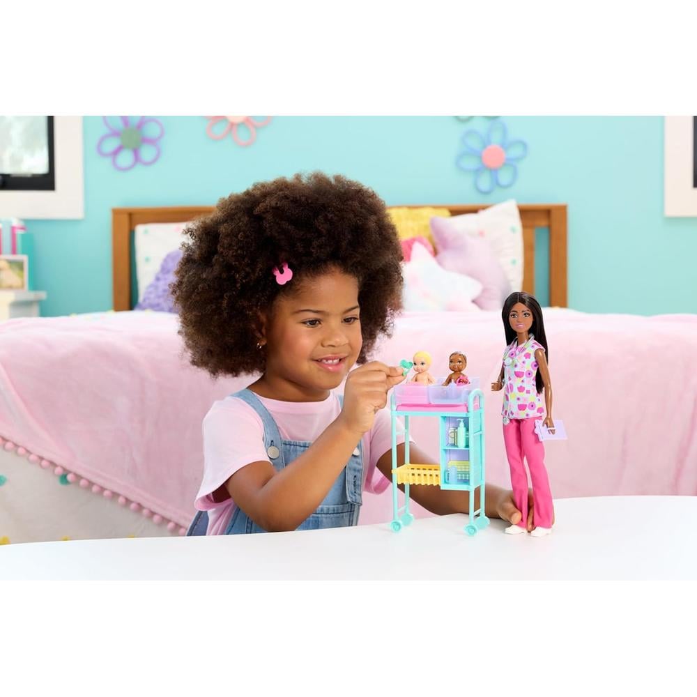 BARBIE DOCTORA SET MUÑECA MORENA CON BEBÉS Y ACCESORIOS - 2
