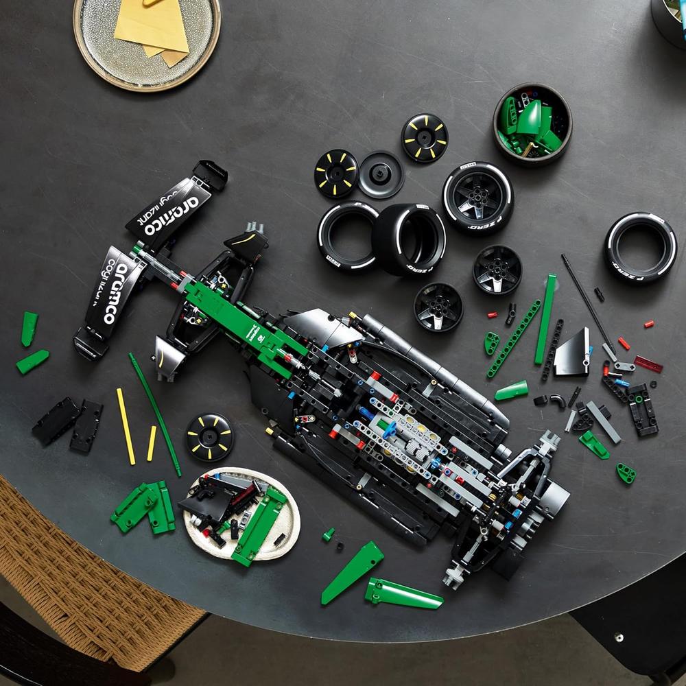LEGO TECHNIC ASTON MARTIN AMR25 F1 42240 - 3