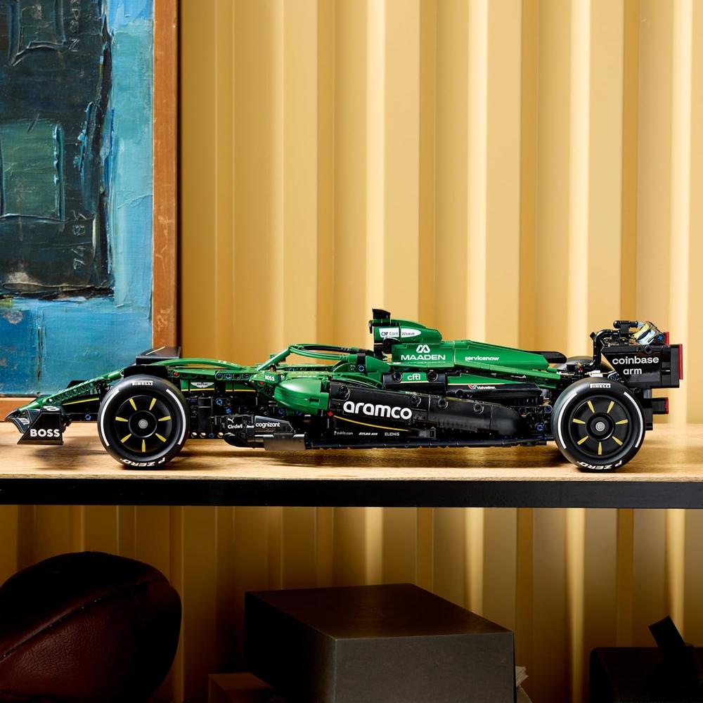 LEGO TECHNIC ASTON MARTIN AMR25 F1 42240 - 4