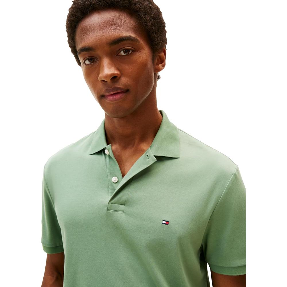 POLO PARA HOMBRE TOMMY HILFIGER REGULAR FIT MANGA CORTA VERDE PRADERA POLVORIENTO - 2