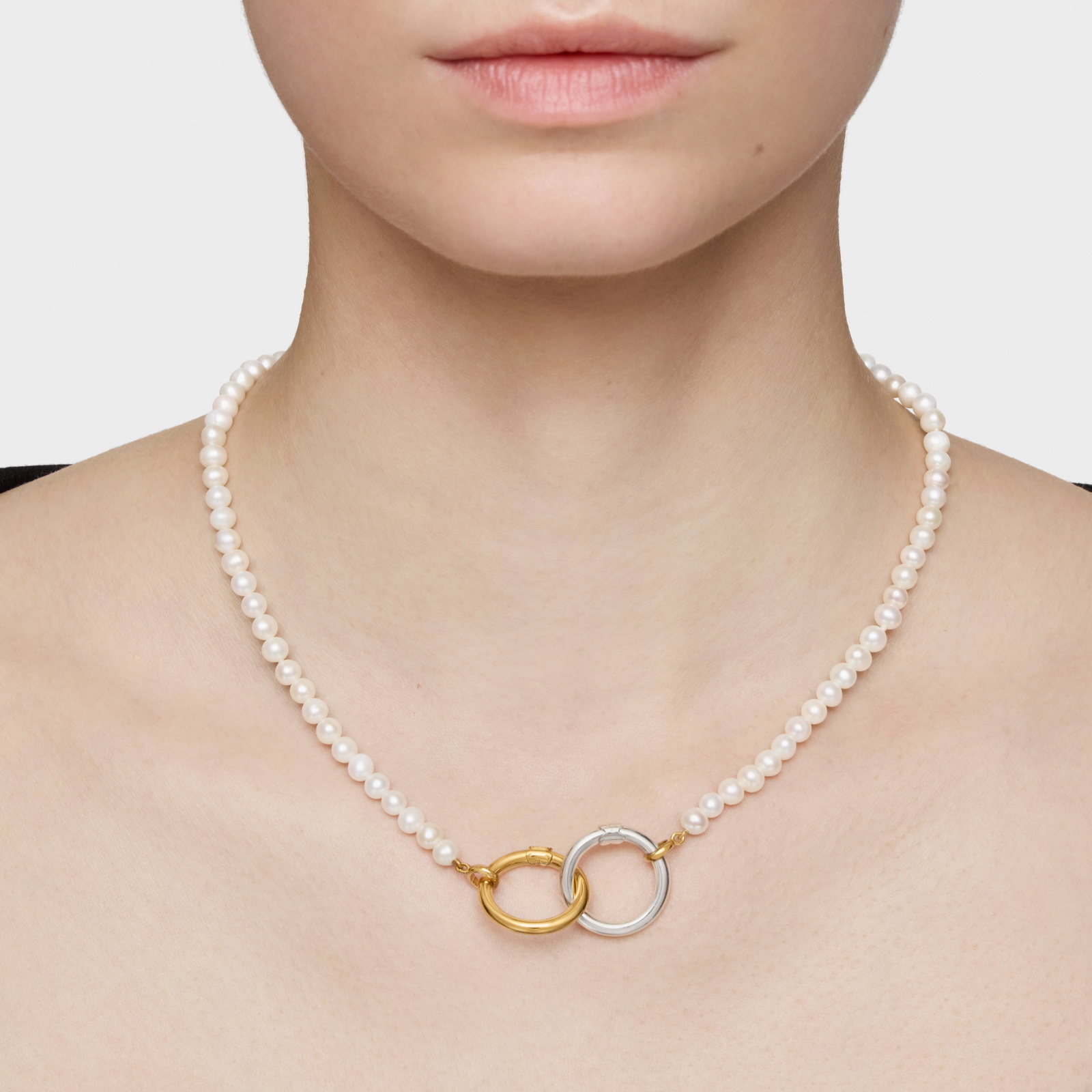 COLLAR CON PERLAS Y DIJE BAÑO ORO - 5