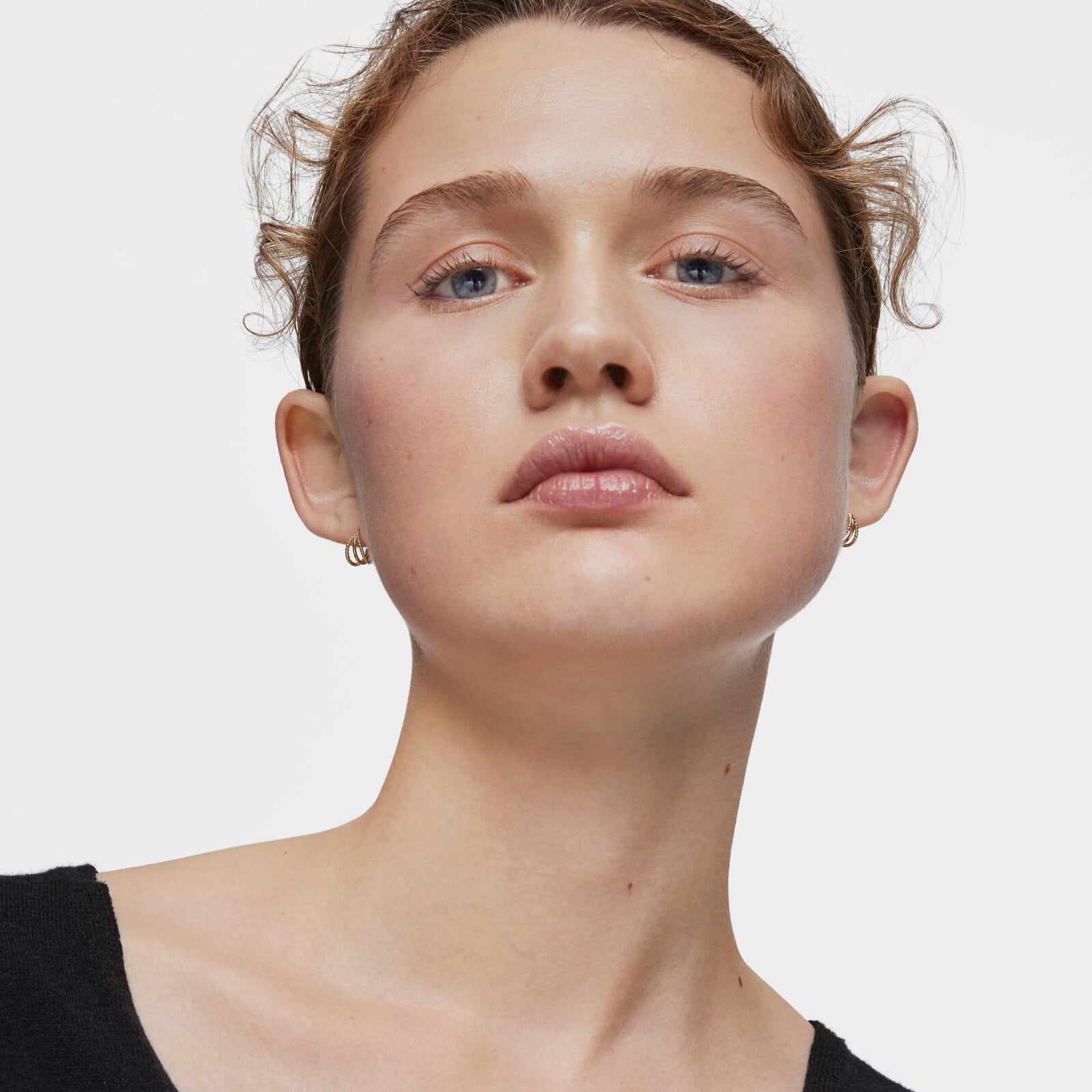 ARETES DE ORO TRIPLE ARO CORTOS CON RELIEVE BASICS - 4