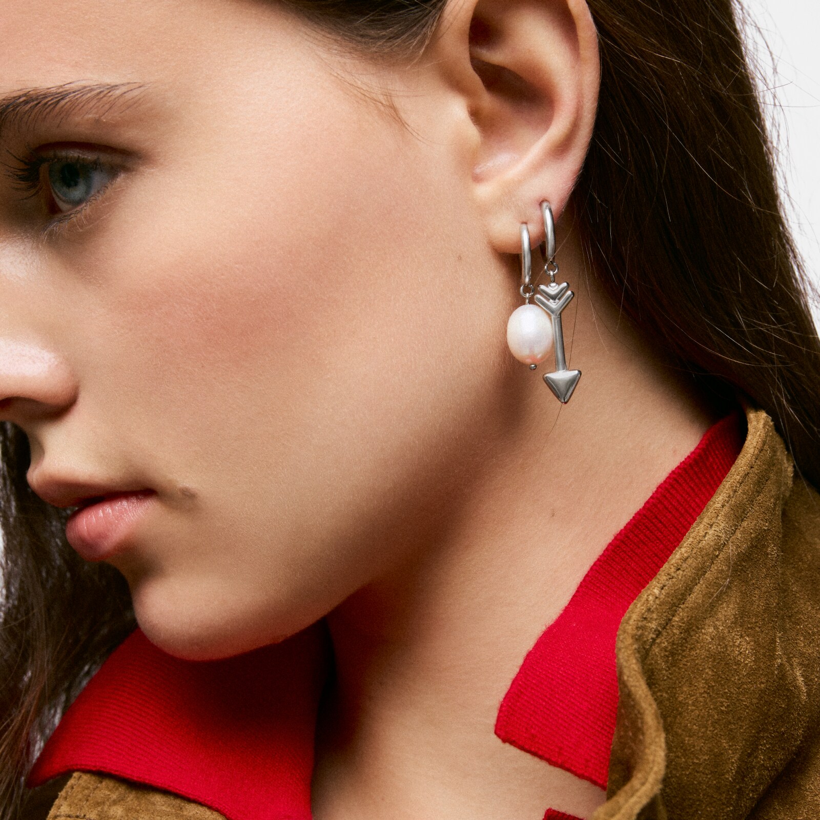 ARETES DE ARO DE ACERO, PERLA CULTIVADA Y MOTIVO FLECHA TOUS CHARMING - 4