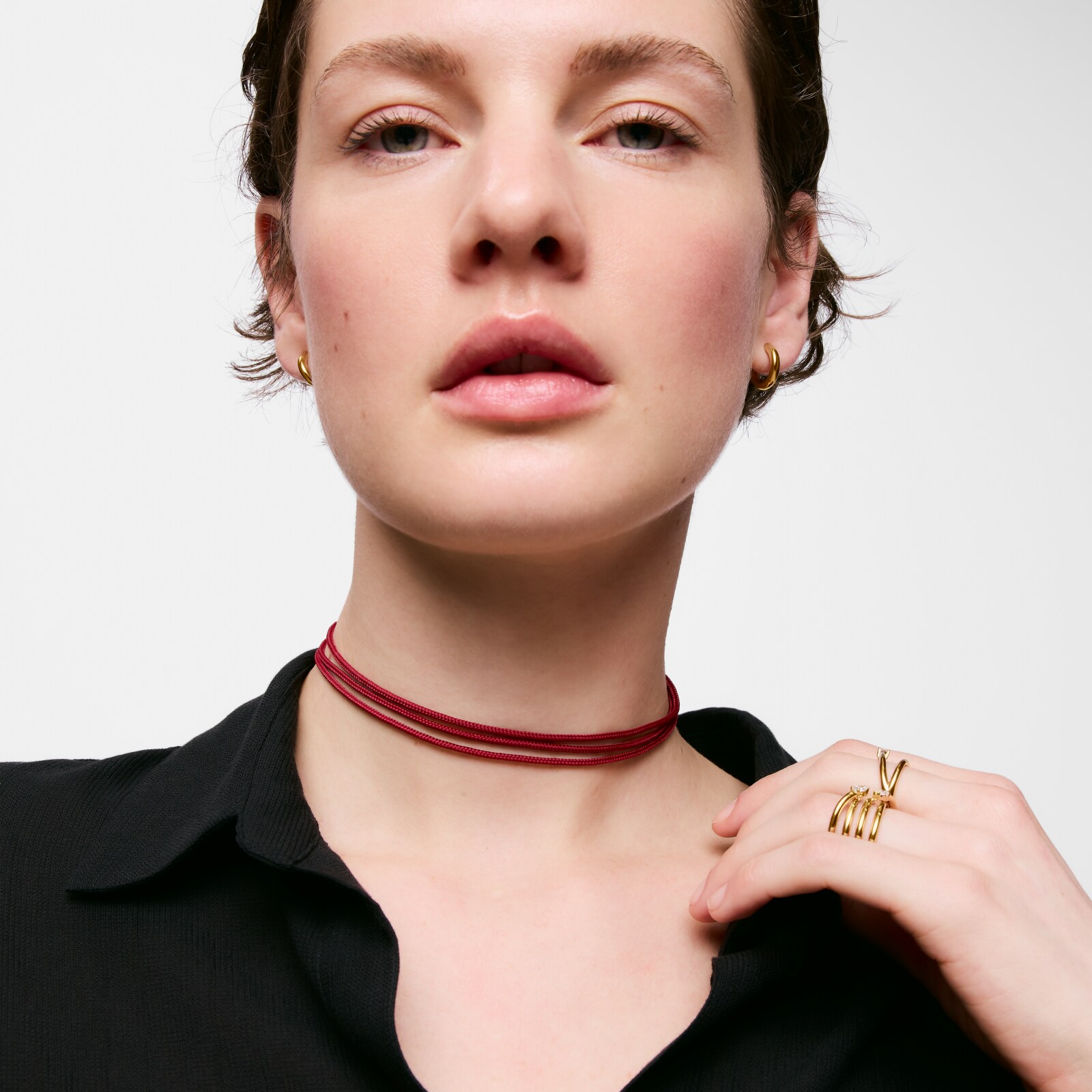 COLLAR LARGO DE PLATA EN COLOR BURDEOS TOUS BASICS - 4