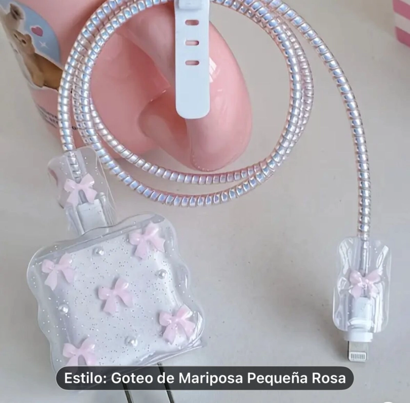 CASE PROTECTOR PARA CARGADOR DE IPHONE ESTILO , GOTEO DE MARIPOSA PEQUEÑA ROSA - 2