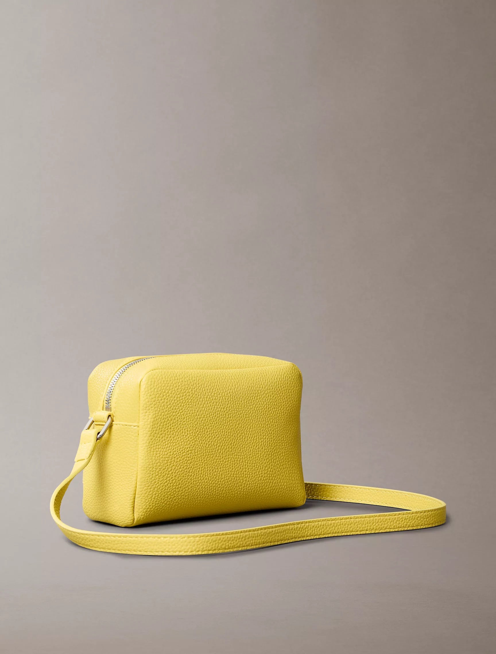 CARTERA CALVIN KLEIN CROSSBODY ARCHIVE HARDWARE CAMERA BAG - AMARILLO - 2