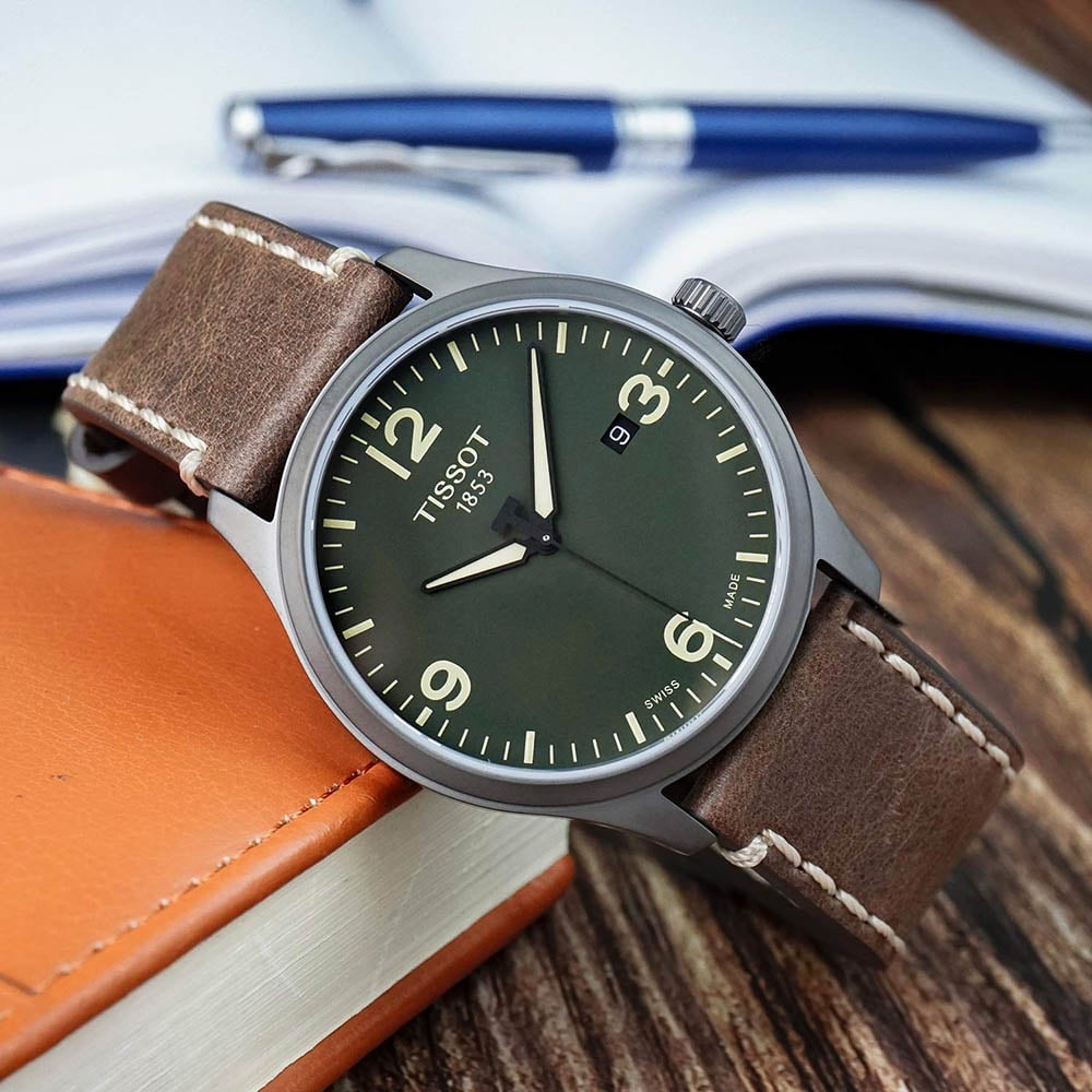 RELOJ HOMBRE ANÁLOGO TISSOT GENT XL T1164103609700 SUIZO CRISTAL DE ZAFIRO ACERO GUNMETAL MATE CUERO MARRON DIAL VERDE - 2