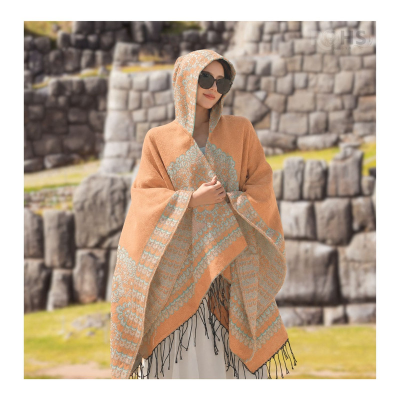 PONCHO CON CAPUCHA DURAZNO CON BORDADO FLORAL DE TELA SUAVE CON FLECOS 52 X 46 CM - 2