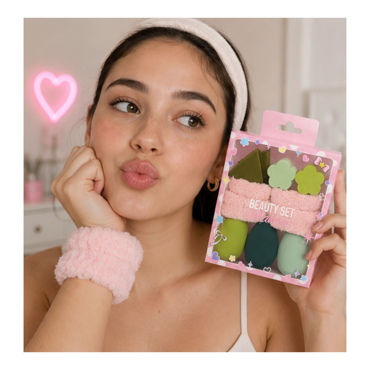 SET DE MAQUILLAJE Y SKINCARE VERDE CON MUÑEQUERAS FLUFFY Y ESPONJAS BEAUTY BLENDER - 7