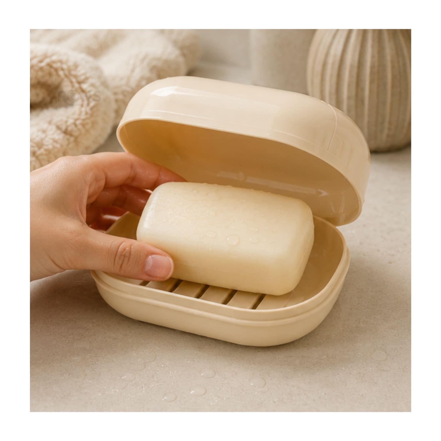 NECESER DE BAÑO BEIGE TRANSPARENTE CON RECIPIENTE PEINE ESPONJA Y JABONERA - 4
