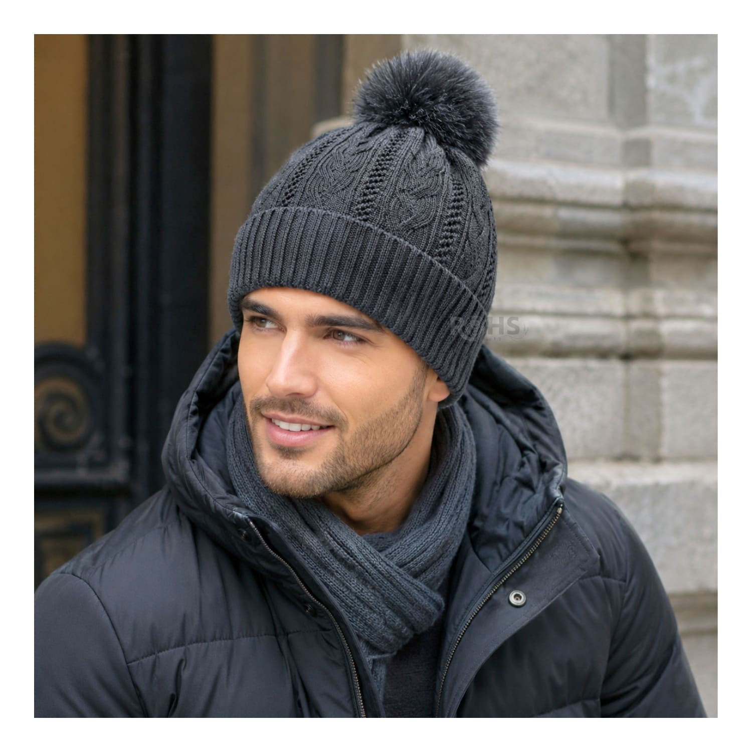 GORRO DE INVIERNO POLIÉSTER CON POMPÓN TEXTURIZADO COLOR NEGRO - 2