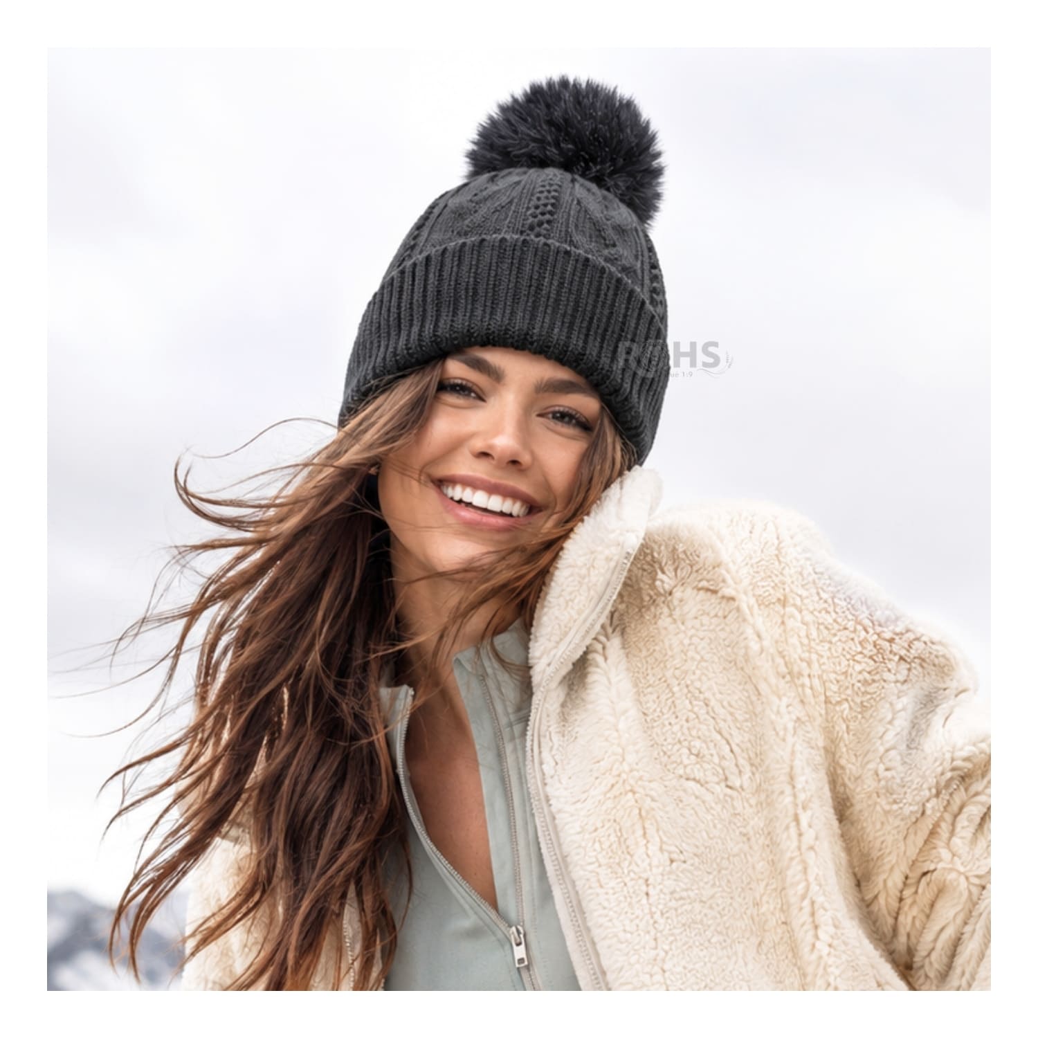 GORRO DE INVIERNO POLIÉSTER CON POMPÓN TEXTURIZADO COLOR NEGRO - 5