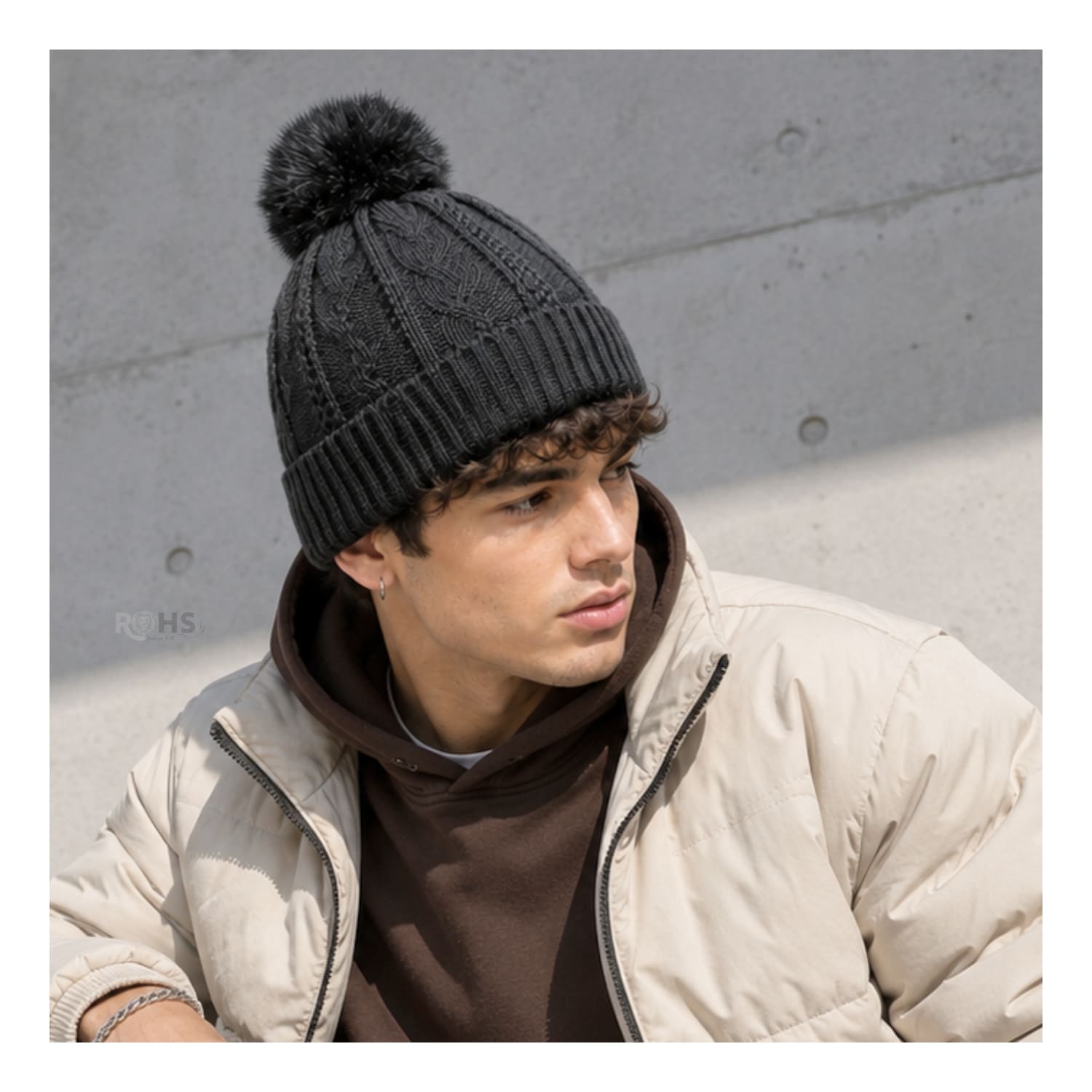 GORRO DE INVIERNO POLIÉSTER CON POMPÓN TEXTURIZADO COLOR NEGRO - 7