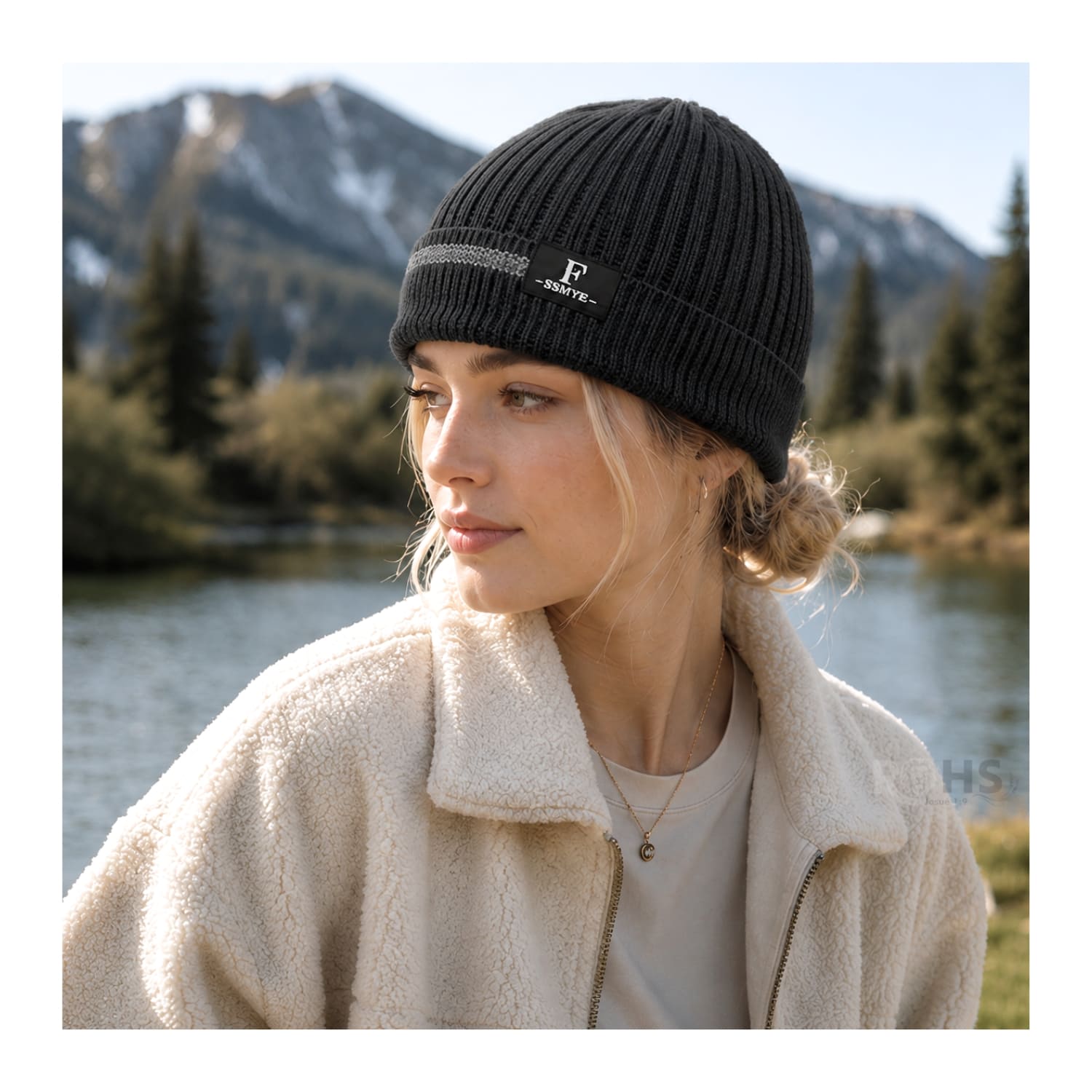 GORRO TEJIDO POLIÉSTER CON RAYA DECORATIVA PARA INVIERNO COLOR GRIS - 2