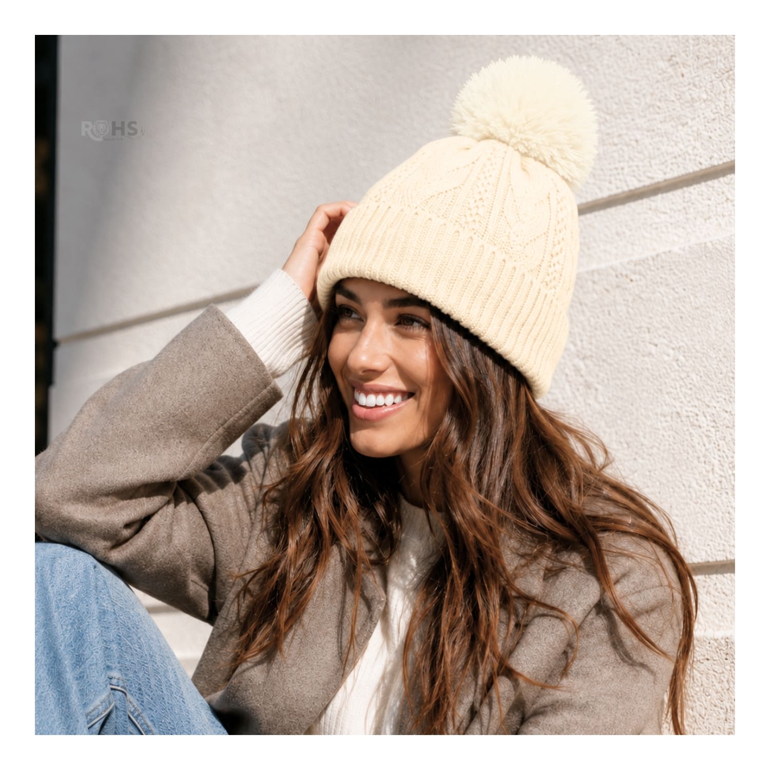 GORRO DE INVIERNO POLIÉSTER CON POMPÓN TEXTURIZADO COLOR CREMA - 4