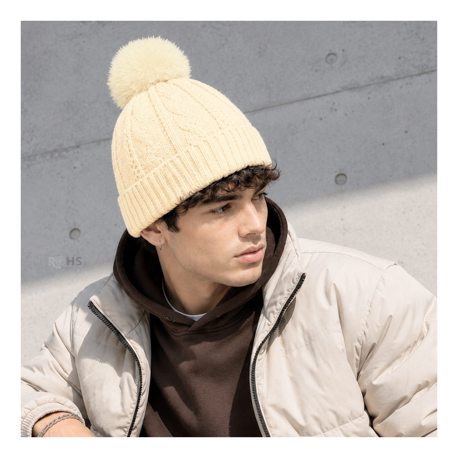 GORRO DE INVIERNO POLIÉSTER CON POMPÓN TEXTURIZADO COLOR CREMA - 7