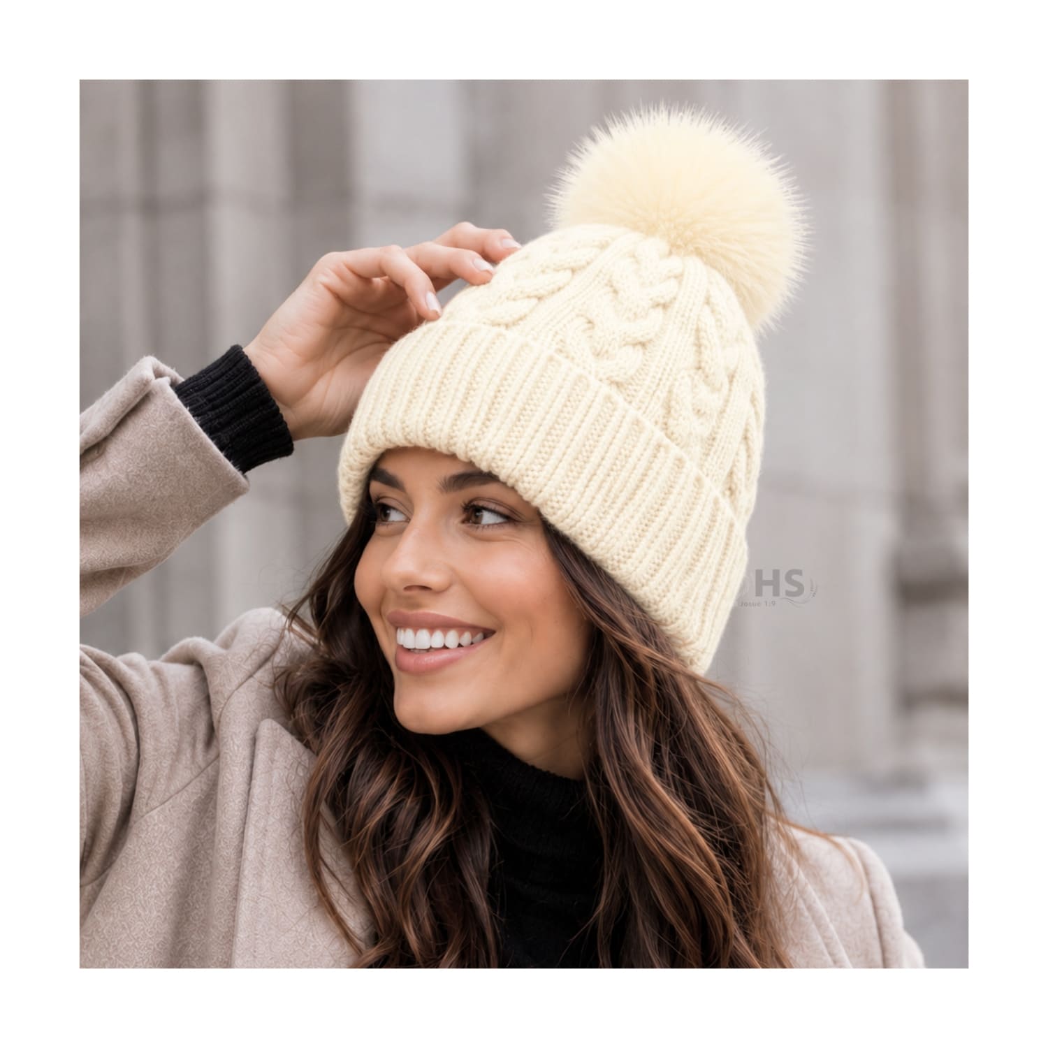GORRO CON POMPÓN TEJIDO POLIÉSTER PARA INVIERNO COLOR CREMA - 2