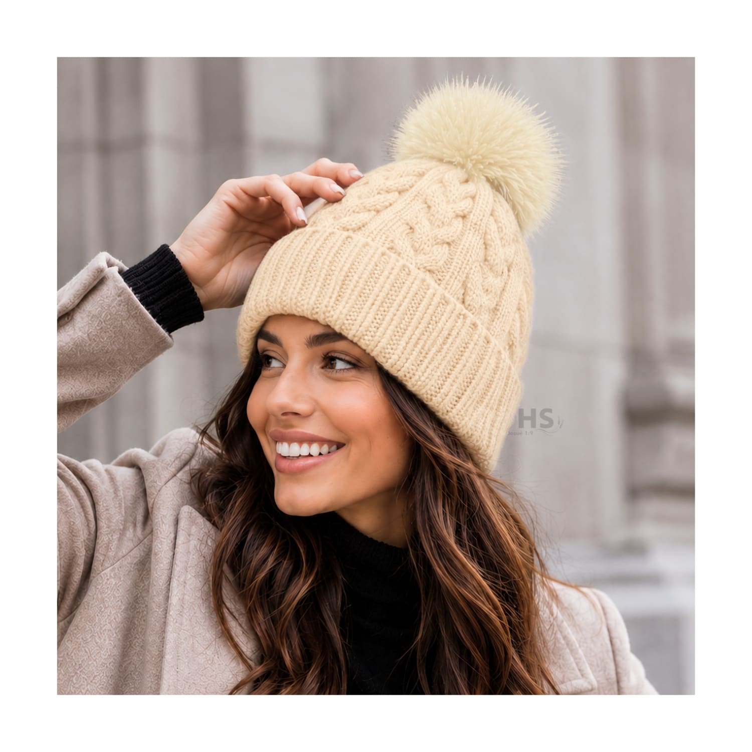 GORRO CON POMPÓN TEJIDO POLIÉSTER PARA INVIERNO COLOR BEIGE - 2