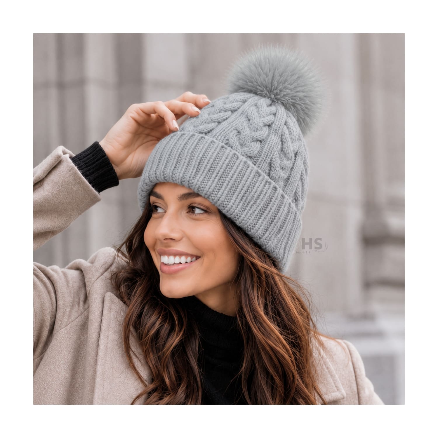 GORRO CON POMPÓN TEJIDO POLIÉSTER PARA INVIERNO COLOR GRIS CLARO - 2