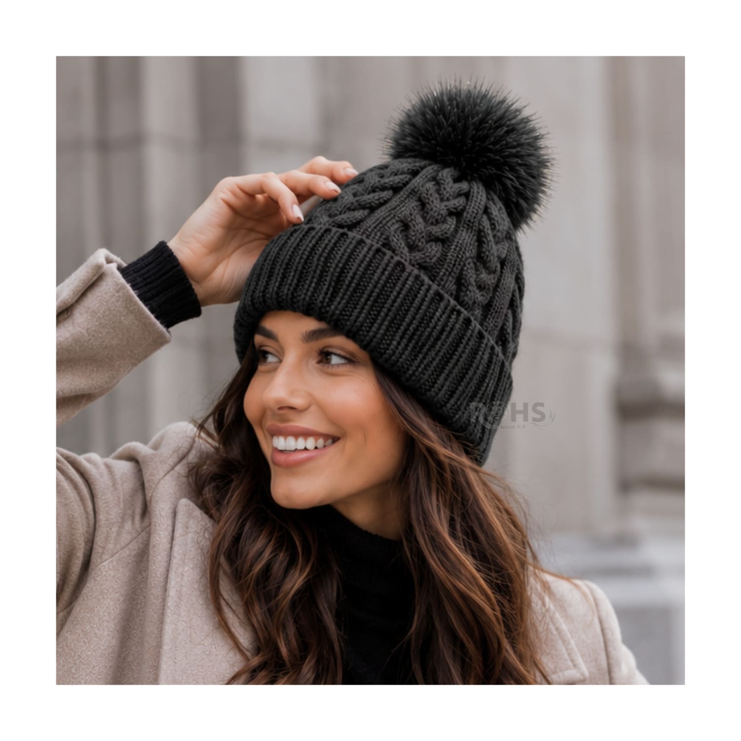 GORRO CON POMPÓN TEJIDO POLIÉSTER PARA INVIERNO COLOR NEGRO - 2