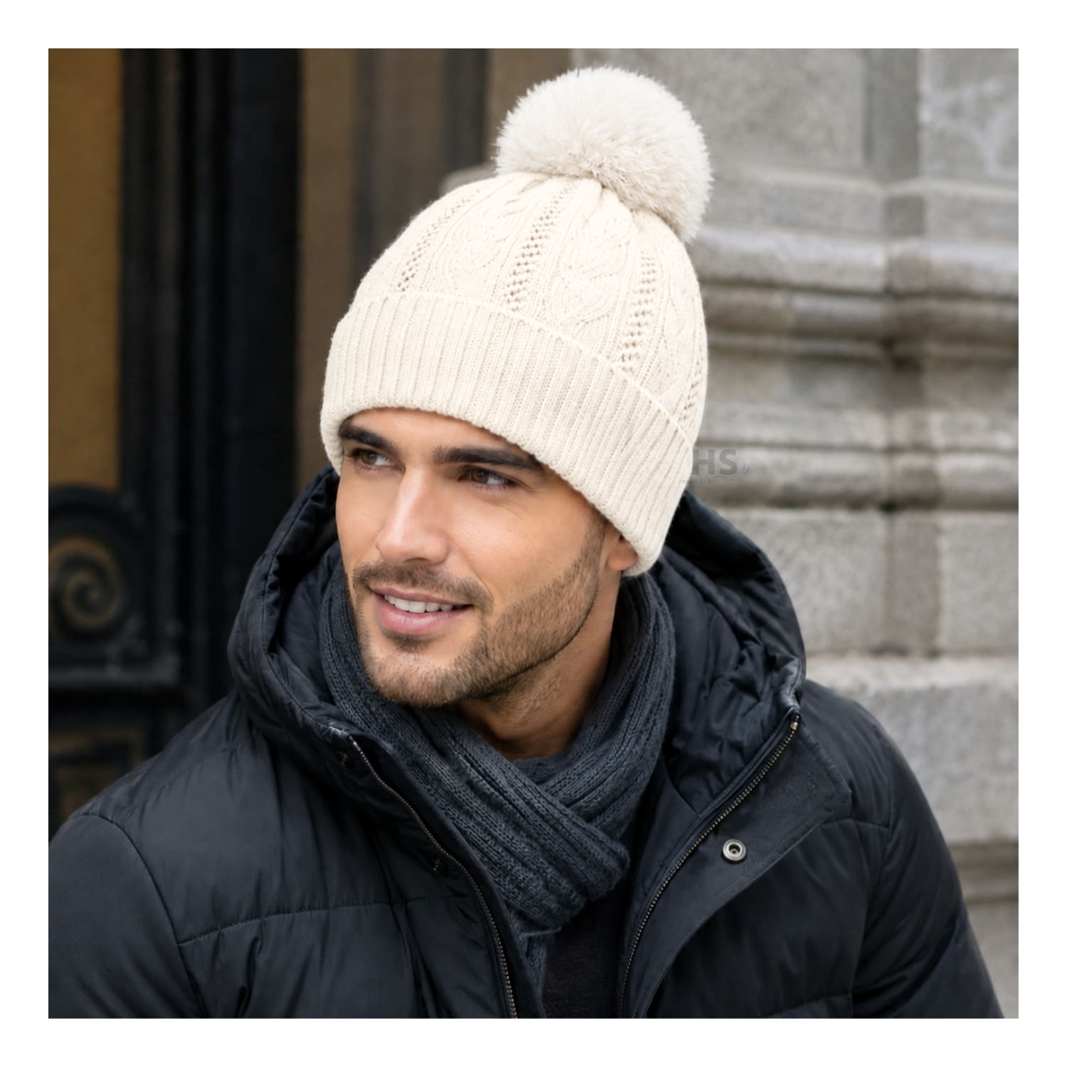 GORRO DE INVIERNO POLIÉSTER CON POMPÓN TEXTURIZADO COLOR BLANCO MARFIL - 2