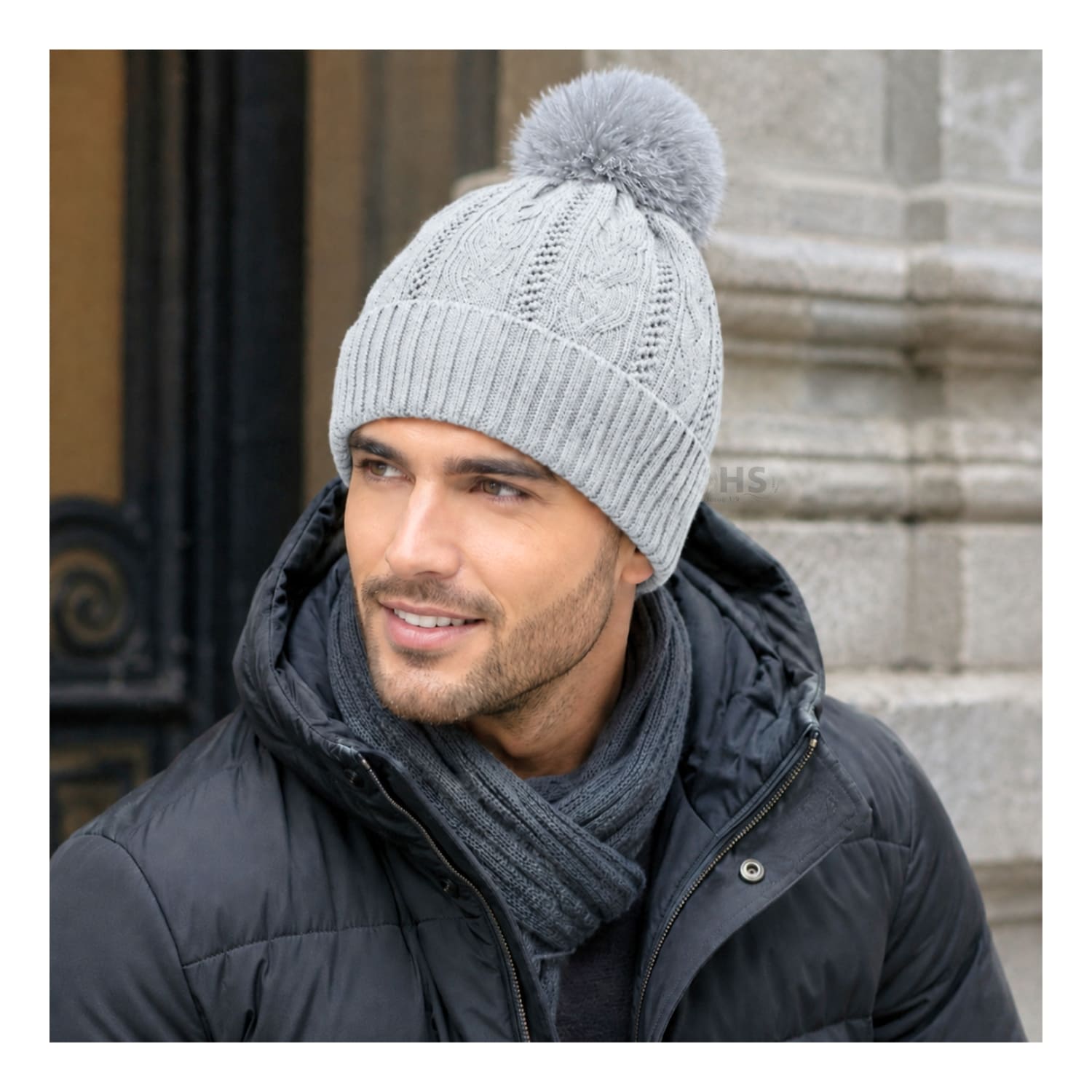 GORRO DE INVIERNO POLIÉSTER CON POMPÓN TEXTURIZADO COLOR GRIS CLARO - 2