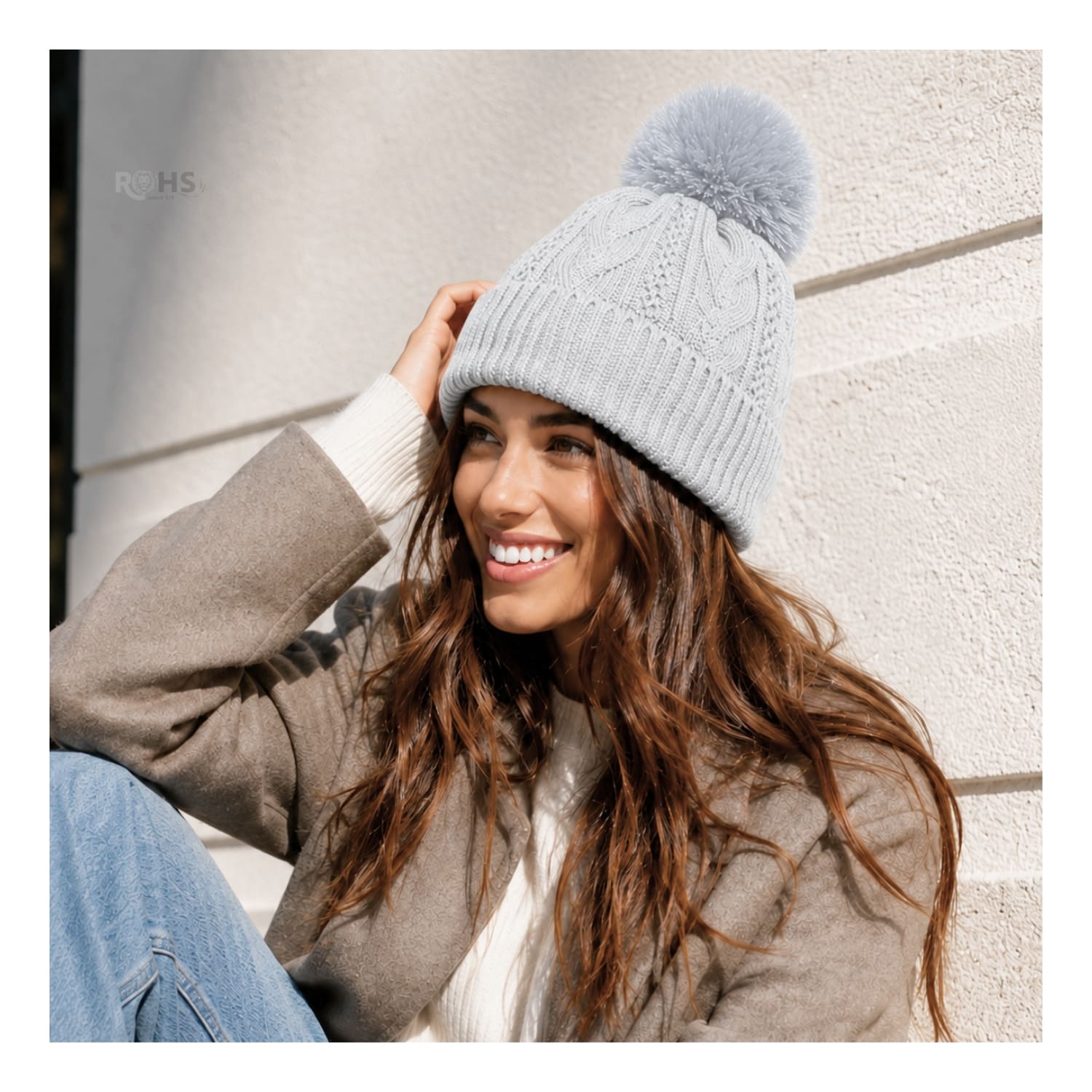GORRO DE INVIERNO POLIÉSTER CON POMPÓN TEXTURIZADO COLOR GRIS CLARO - 4