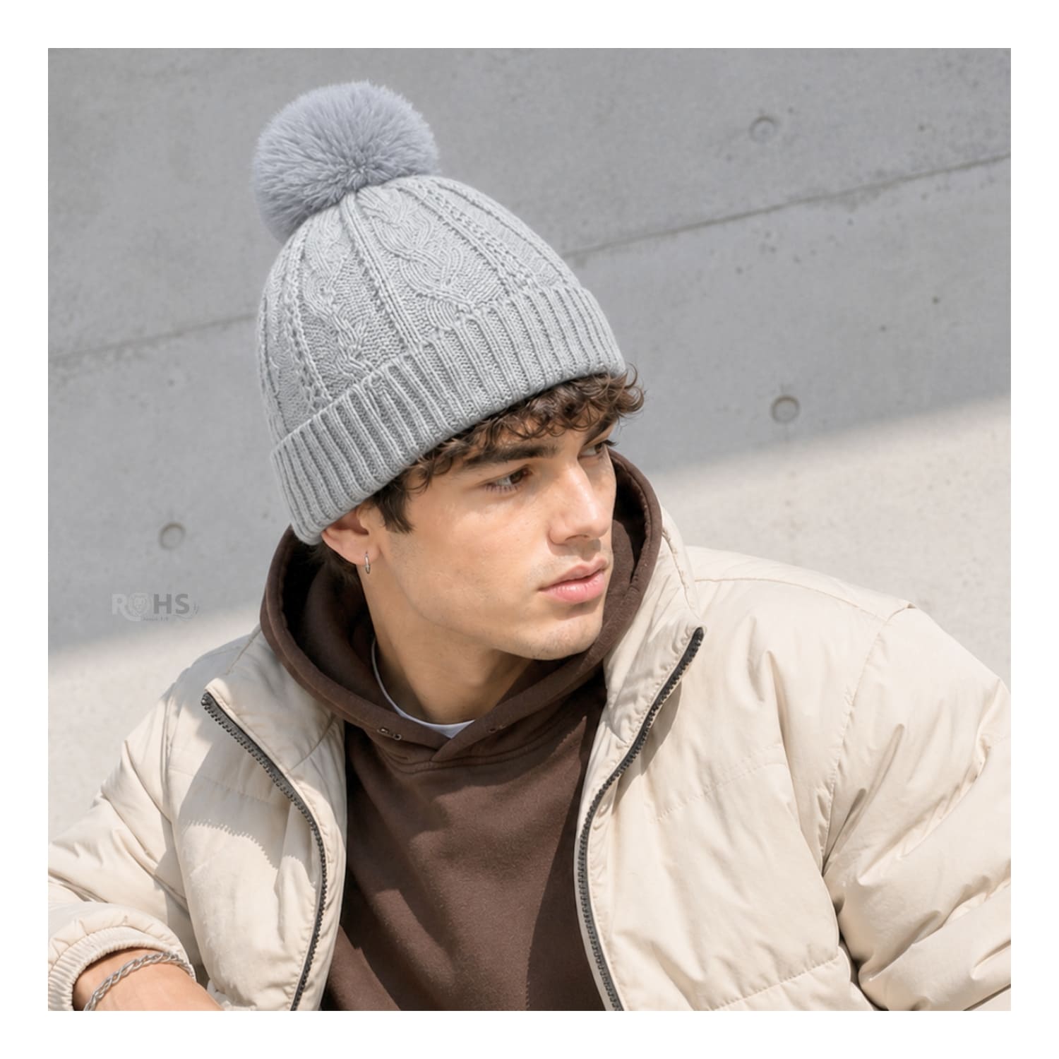 GORRO DE INVIERNO POLIÉSTER CON POMPÓN TEXTURIZADO COLOR GRIS CLARO - 7