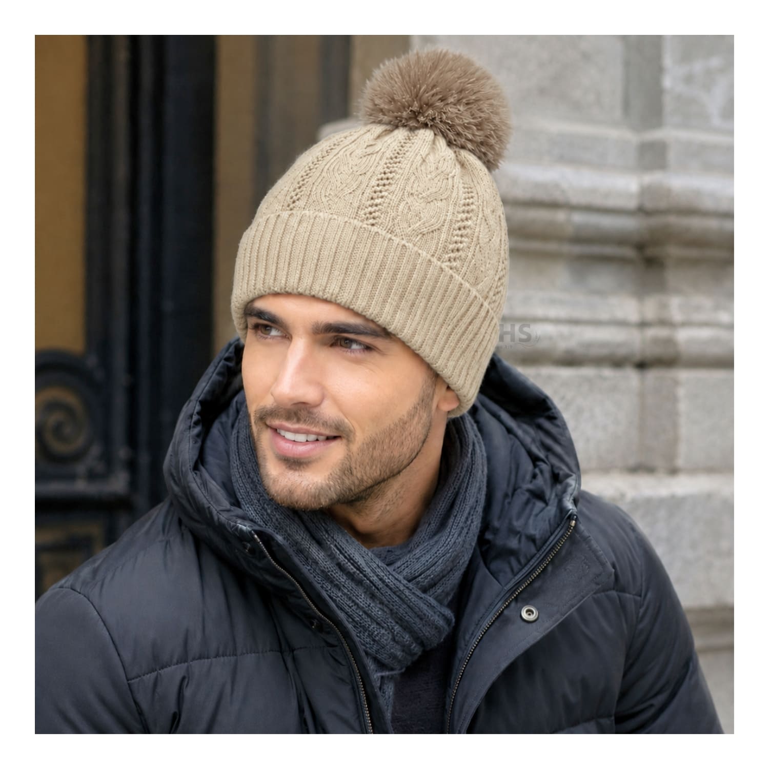 GORRO DE INVIERNO POLIÉSTER CON POMPÓN TEXTURIZADO COLOR BEIGE CLARO - 2