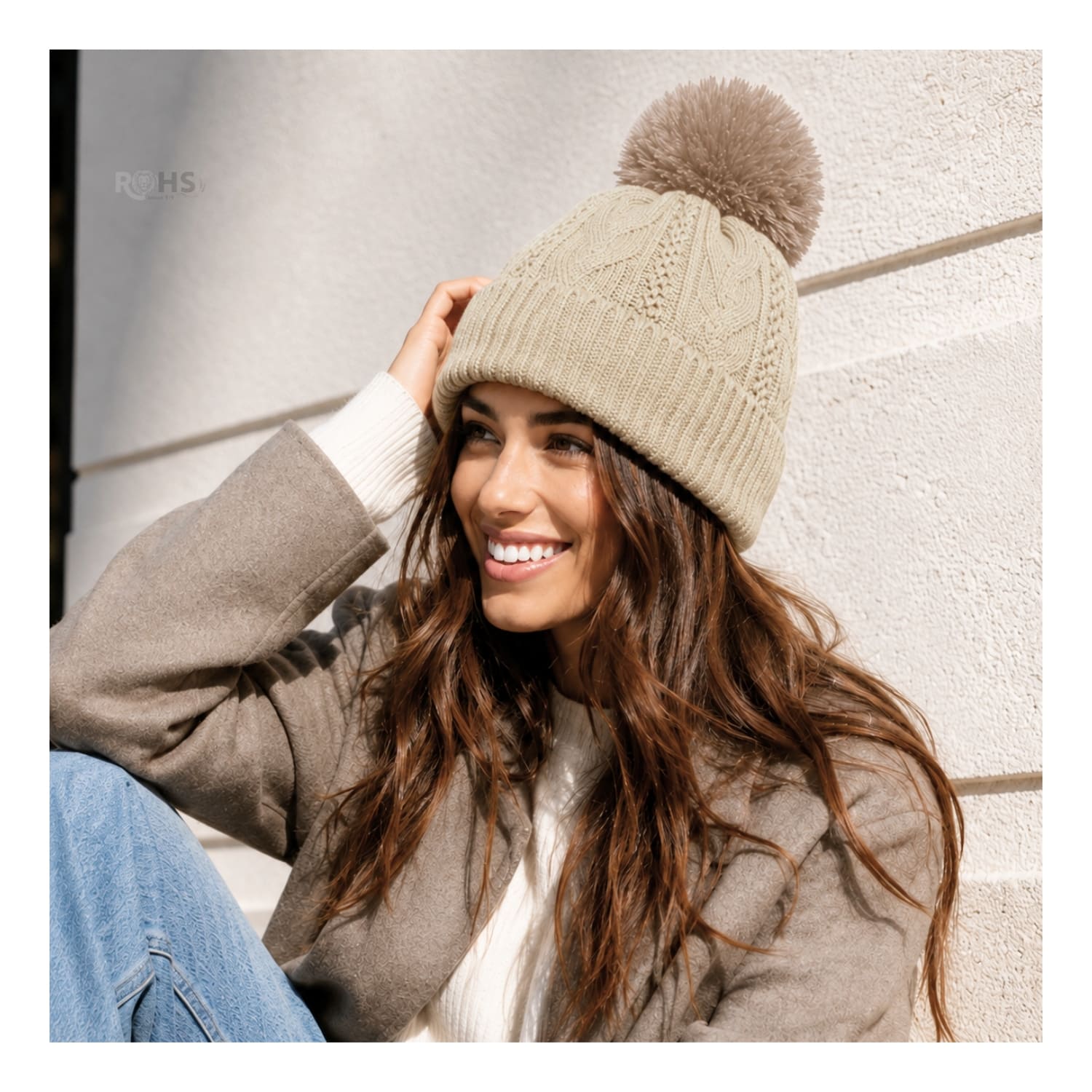 GORRO DE INVIERNO POLIÉSTER CON POMPÓN TEXTURIZADO COLOR BEIGE CLARO - 4