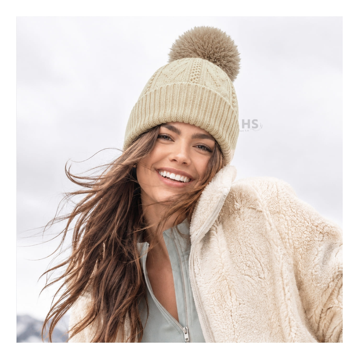 GORRO DE INVIERNO POLIÉSTER CON POMPÓN TEXTURIZADO COLOR BEIGE CLARO - 5