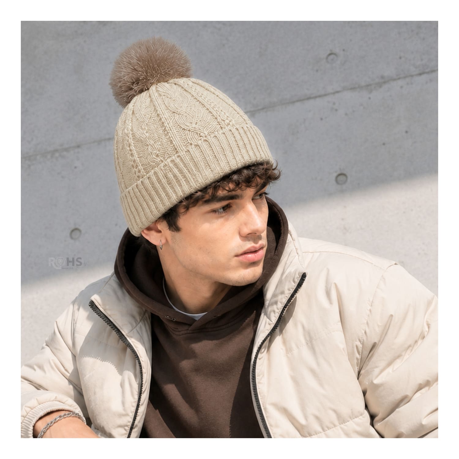 GORRO DE INVIERNO POLIÉSTER CON POMPÓN TEXTURIZADO COLOR BEIGE CLARO - 7