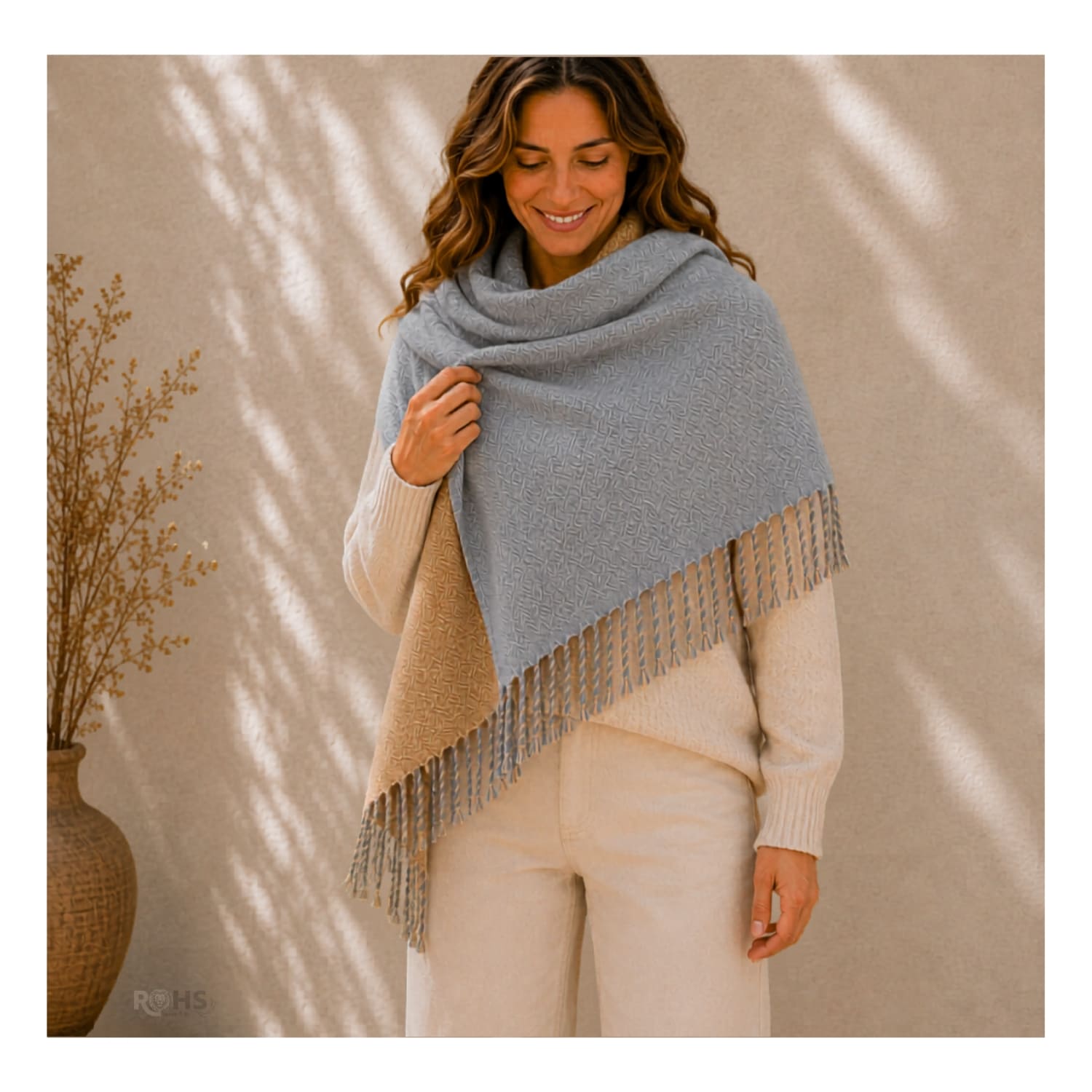 CHALINA REVERSIBLE TEJIDA TONO BEIGE Y GRIS CLARO CON FLECOS 196 X 69 CM - 5
