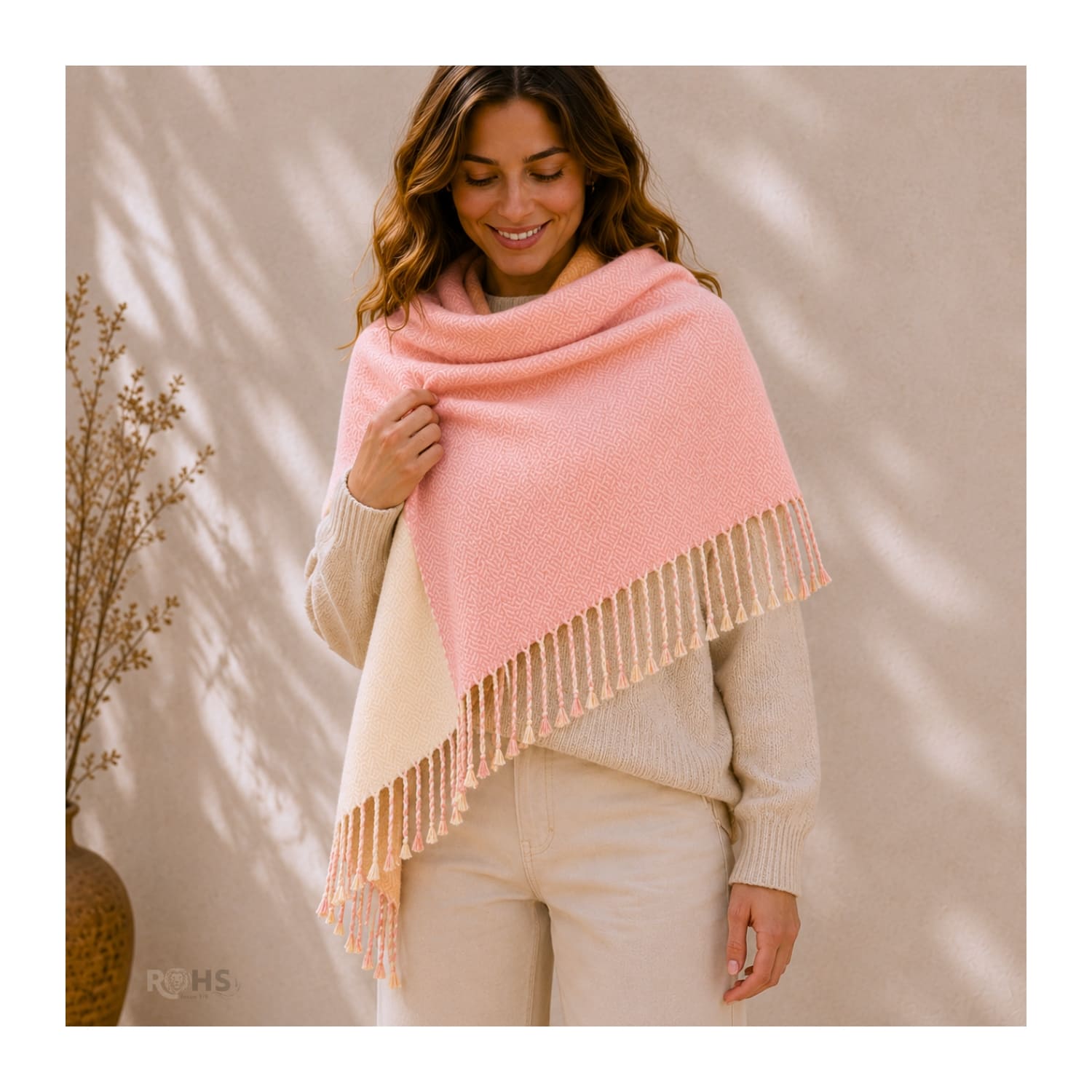 CHALINA REVERSIBLE TEJIDA TONO ROSADO Y CREMA CON FLECOS  196 X 69 CM - 5