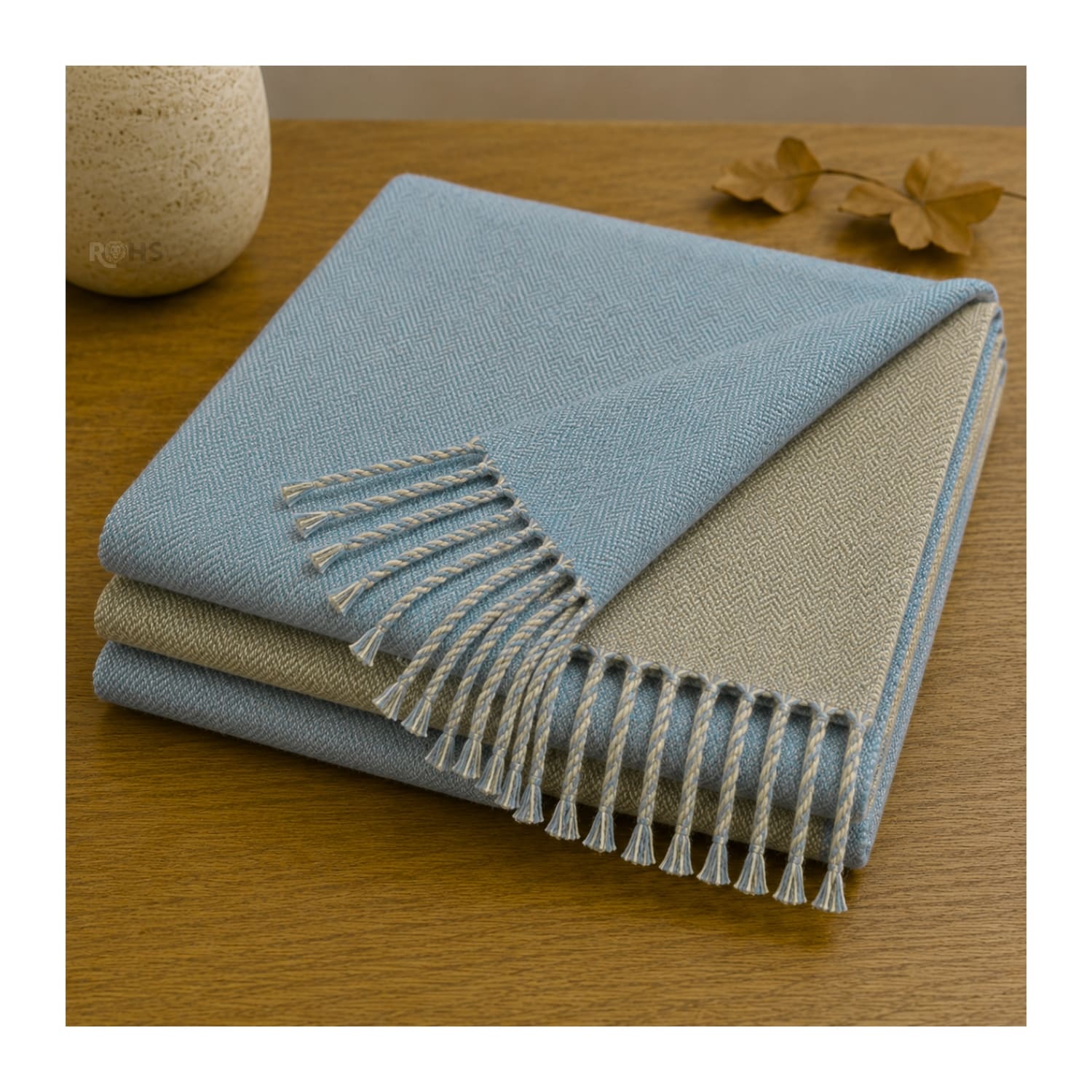 CHALINA REVERSIBLE TEJIDA TONO BEIGE Y AZUL CLARO CON FLECOS  196 X 69 CM - 4