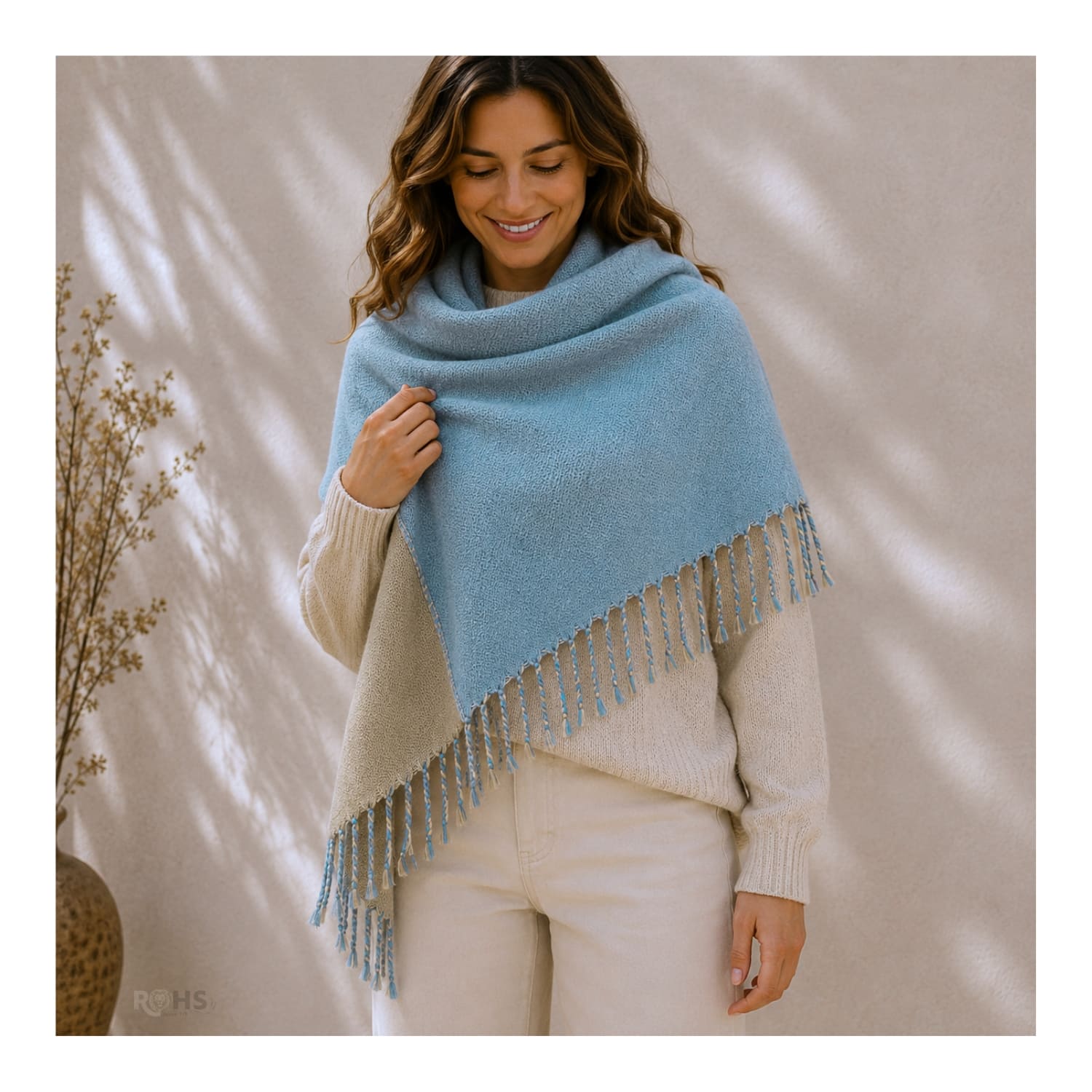 CHALINA REVERSIBLE TEJIDA TONO BEIGE Y AZUL CLARO CON FLECOS  196 X 69 CM - 5