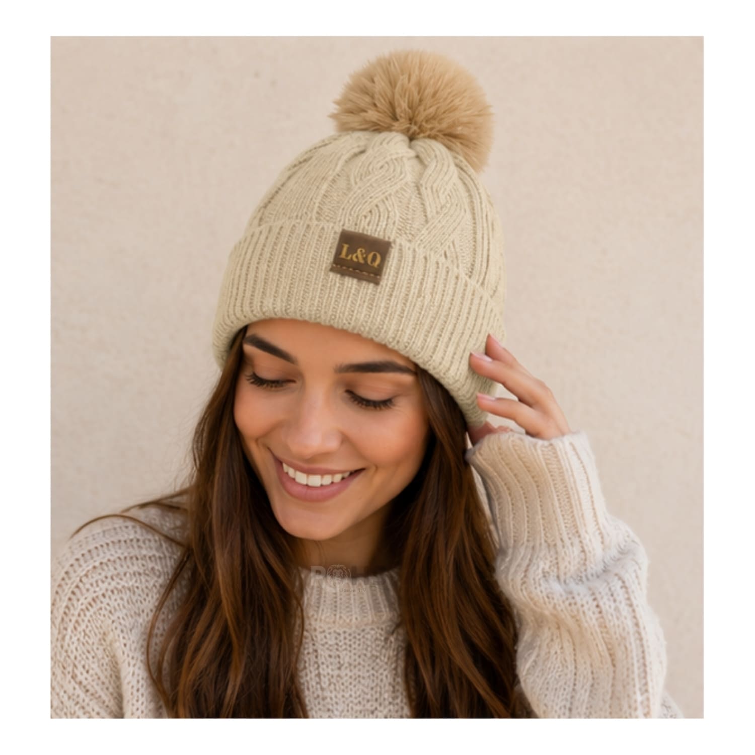 DÚO CHALINA REVERSIBLE TONO BEIGE Y GRIS CLARO Y GORRO TEJIDO CON POMPÓN TONO BEIGE CLARO - 4