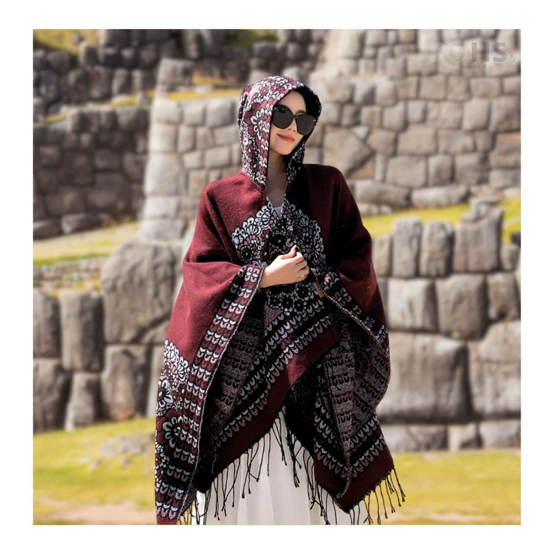 PONCHO CON CAPUCHA ROJA CON BORDADO FLORAL DE TELA SUAVE CON FLECOS 52 X 46 CM - 2