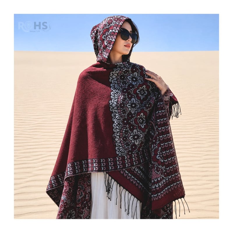 PONCHO CON CAPUCHA ROJA CON BORDADO FLORAL DE TELA SUAVE CON FLECOS 52 X 46 CM - 4