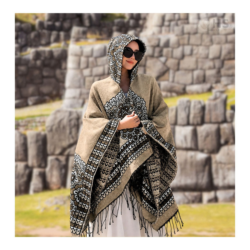 PONCHO CON CAPUCHA BEIGE CON BORDADO FLORAL DE TELA SUAVE CON FLECOS 52 X 46 CM - 2